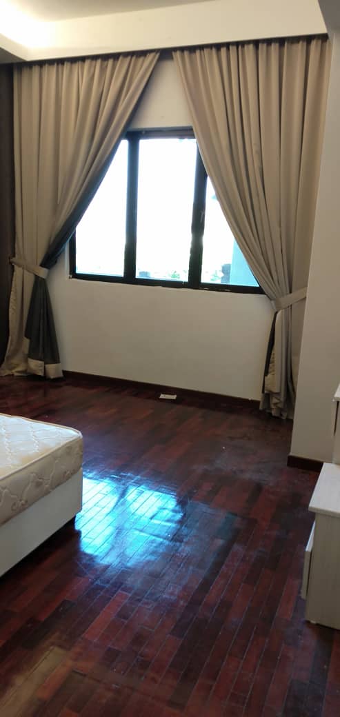 Room Plus CHSE133R2 Private Room with Queen Bed