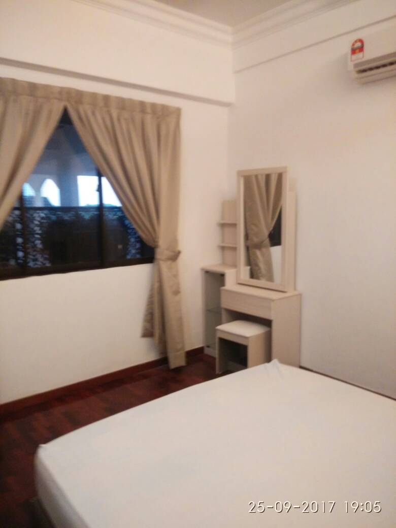 Room Plus CHSE133R3 Private Room with Queen Bed