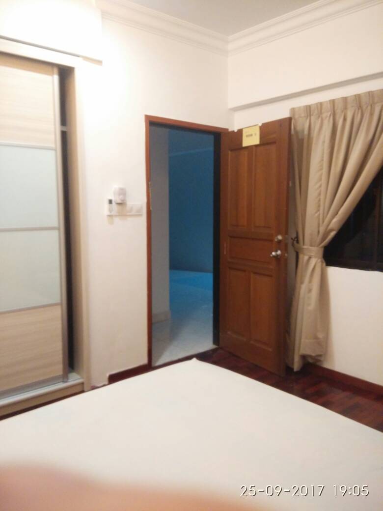 Room Plus CHSE133R3 Private Room with Queen Bed