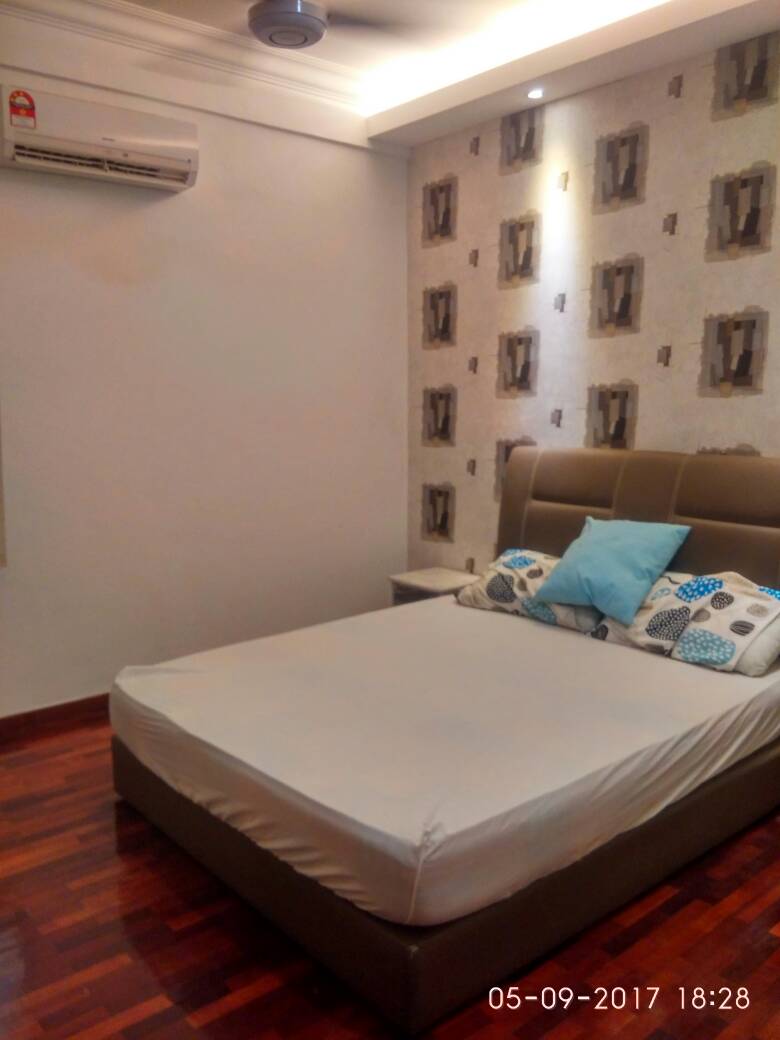 Room Plus CHSE133R3 Private Room with Queen Bed