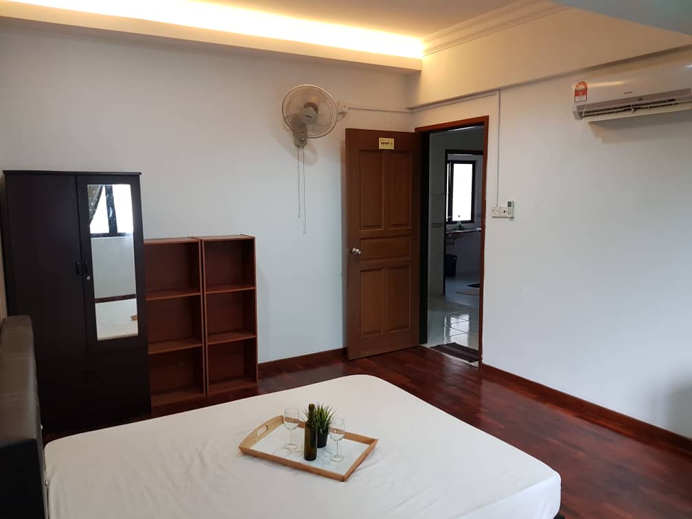 Room Plus CHSE134R2 Private Room with Queen Bed