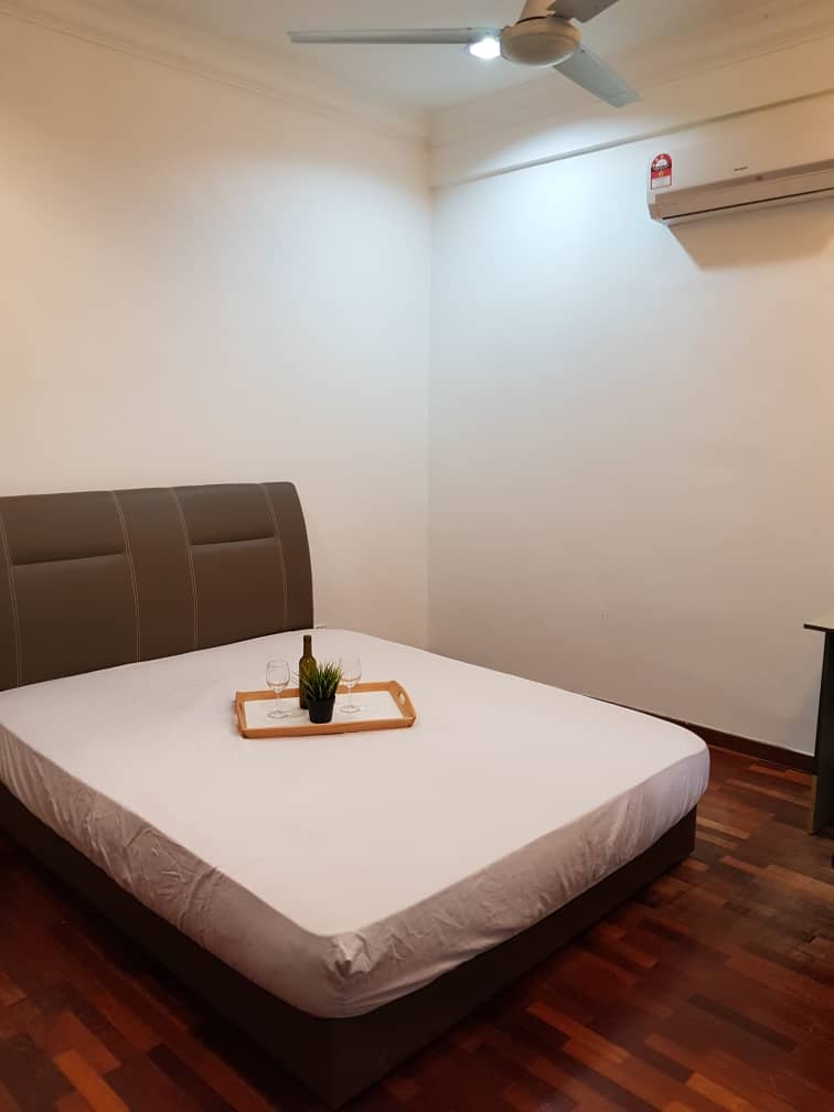 Room Plus CHSE134R3 Private Room with Queen Bed