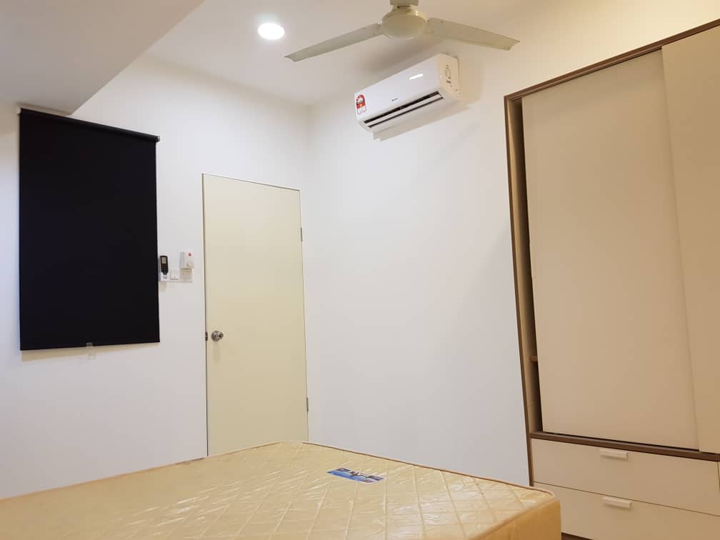 Room Plus CHSE134R5 Private Room with Queen Bed