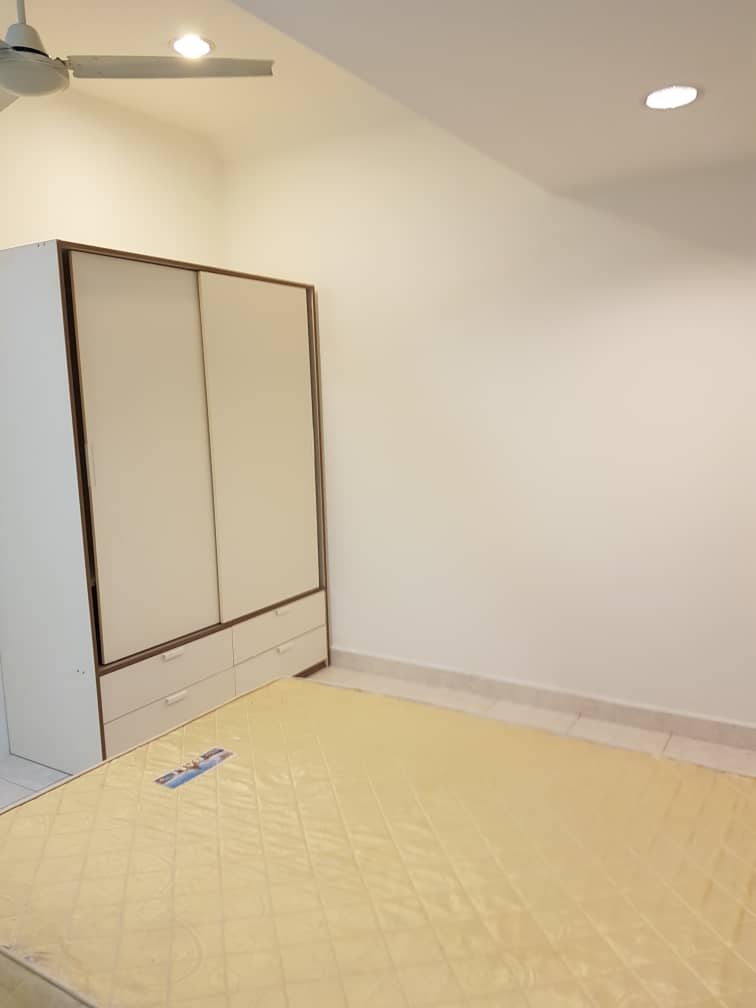 Room Plus CHSE134R5 Private Room with Queen Bed