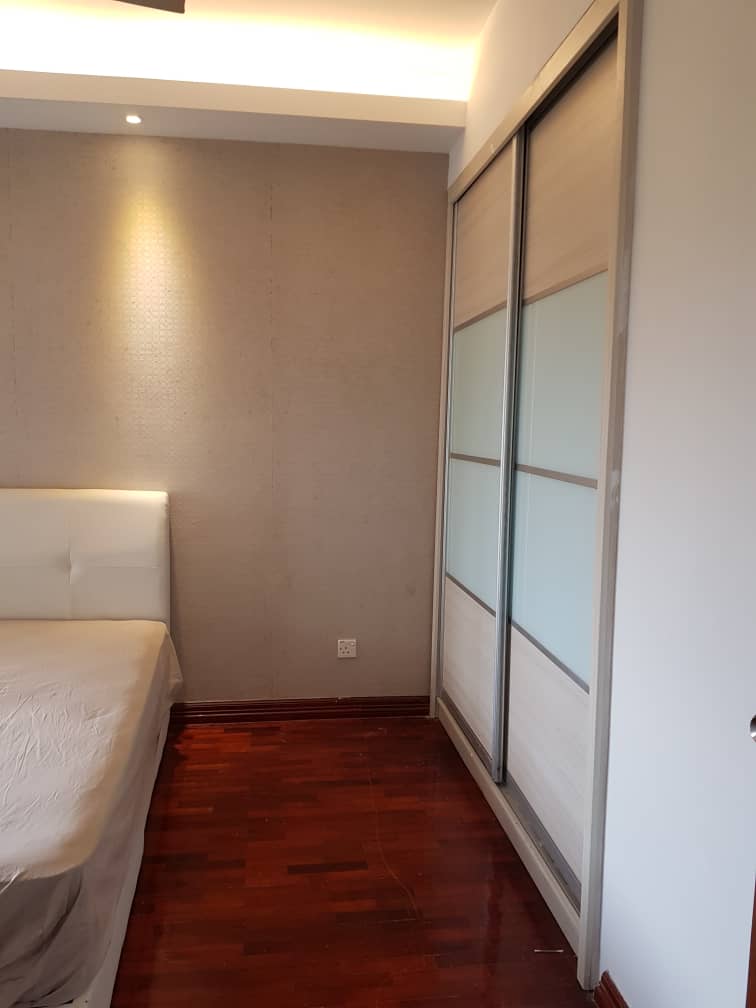Room Plus CHSU227R2 Private Room with Queen Bed