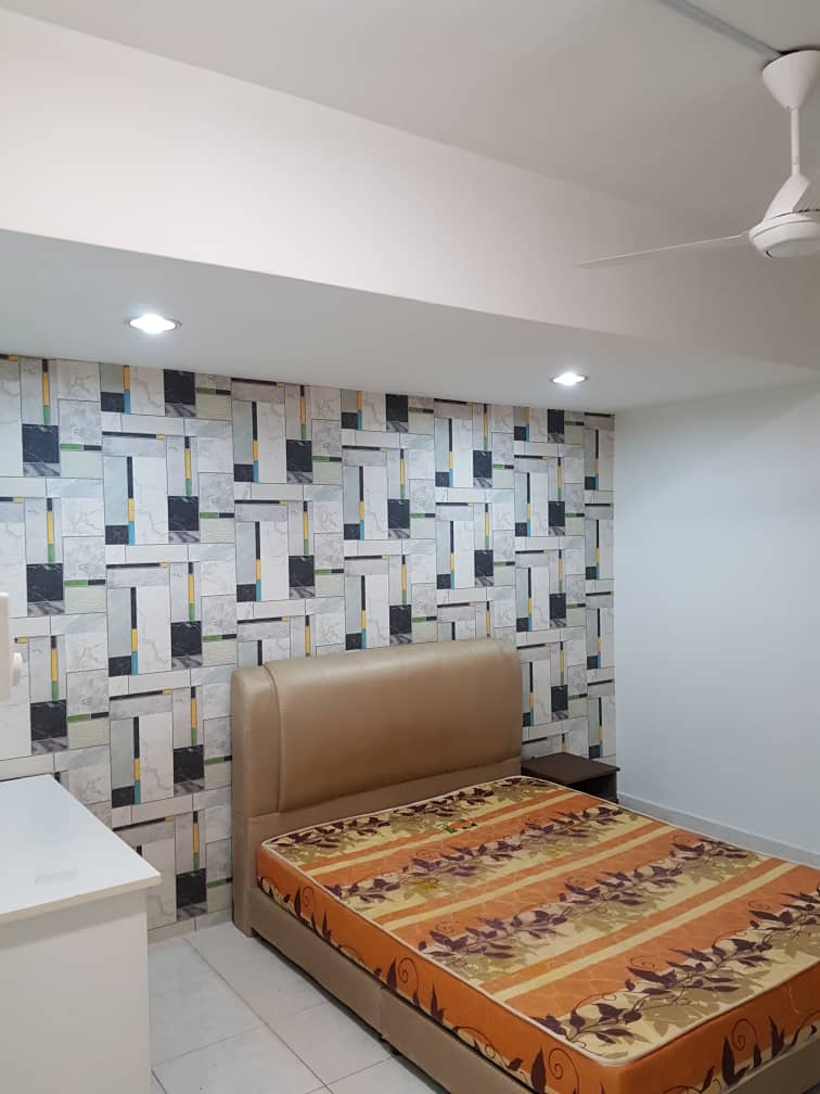 Room Plus CHSU712R5 Private Room with Queen Bed