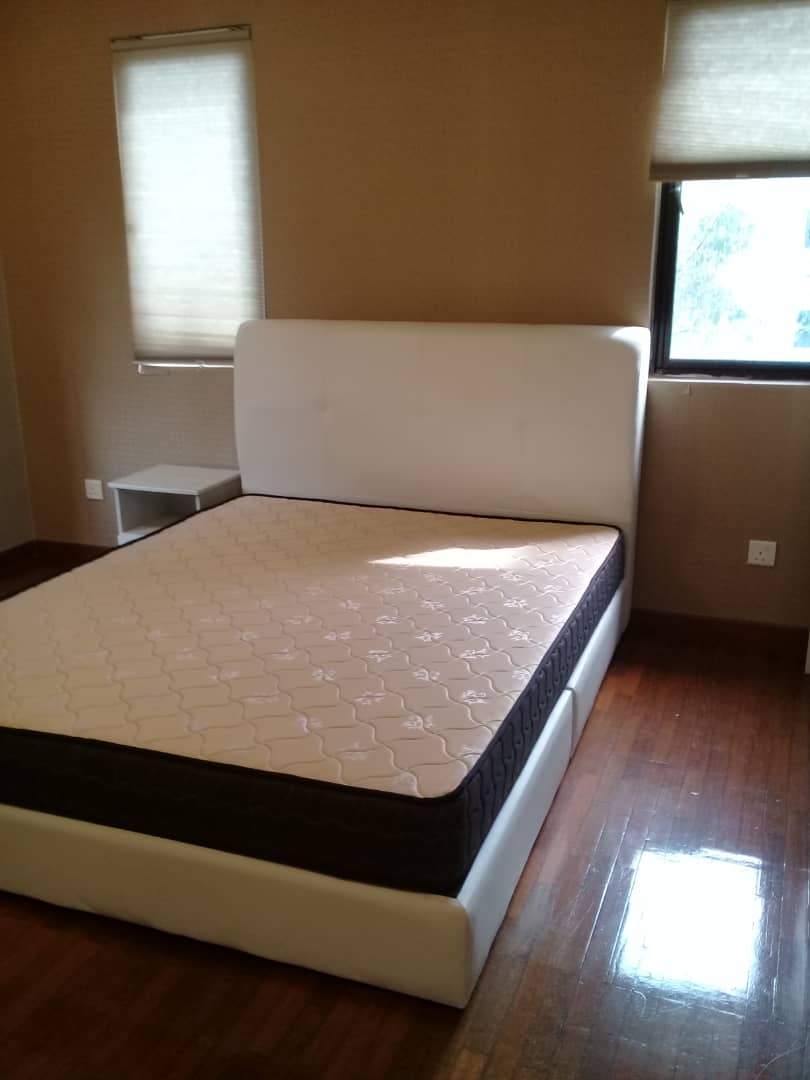 Room Plus CHSU723R1 Private Room with Queen Bed