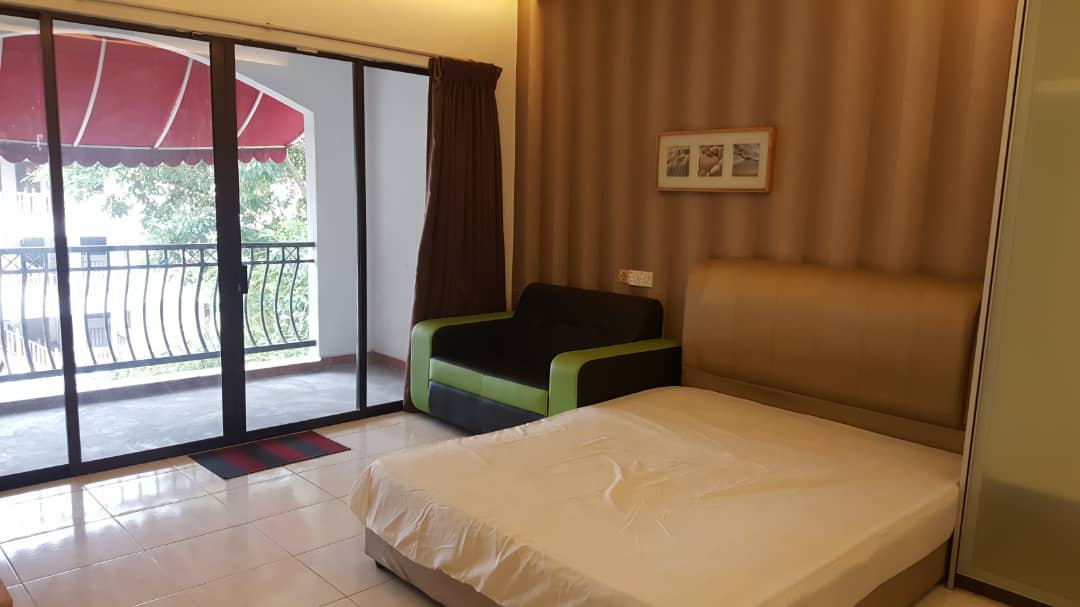 Room Plus CHSU726R4 Private Room with Queen Bed
