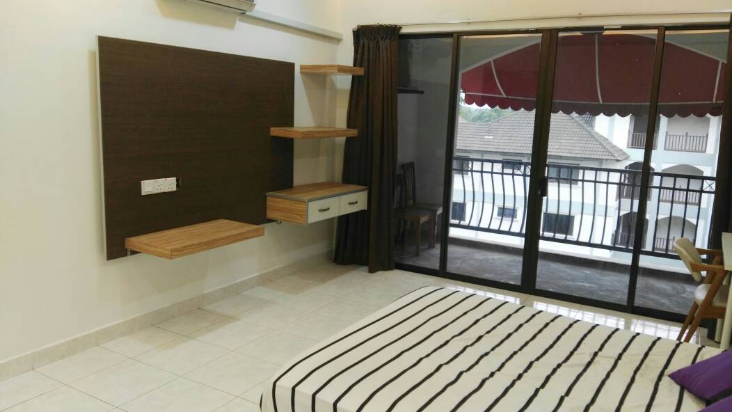 Room Plus CHSU726R4 Private Room with Queen Bed