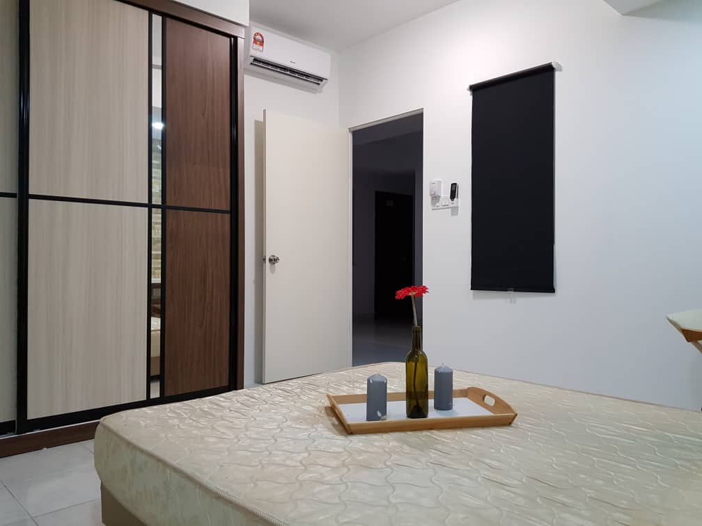 Room Plus CHSU726R5 Private Room with Queen Bed