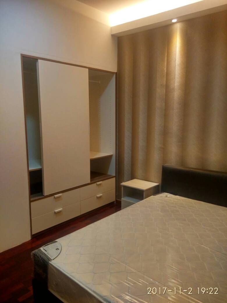 Room Plus CHSU727R3 Private Room with Queen Bed