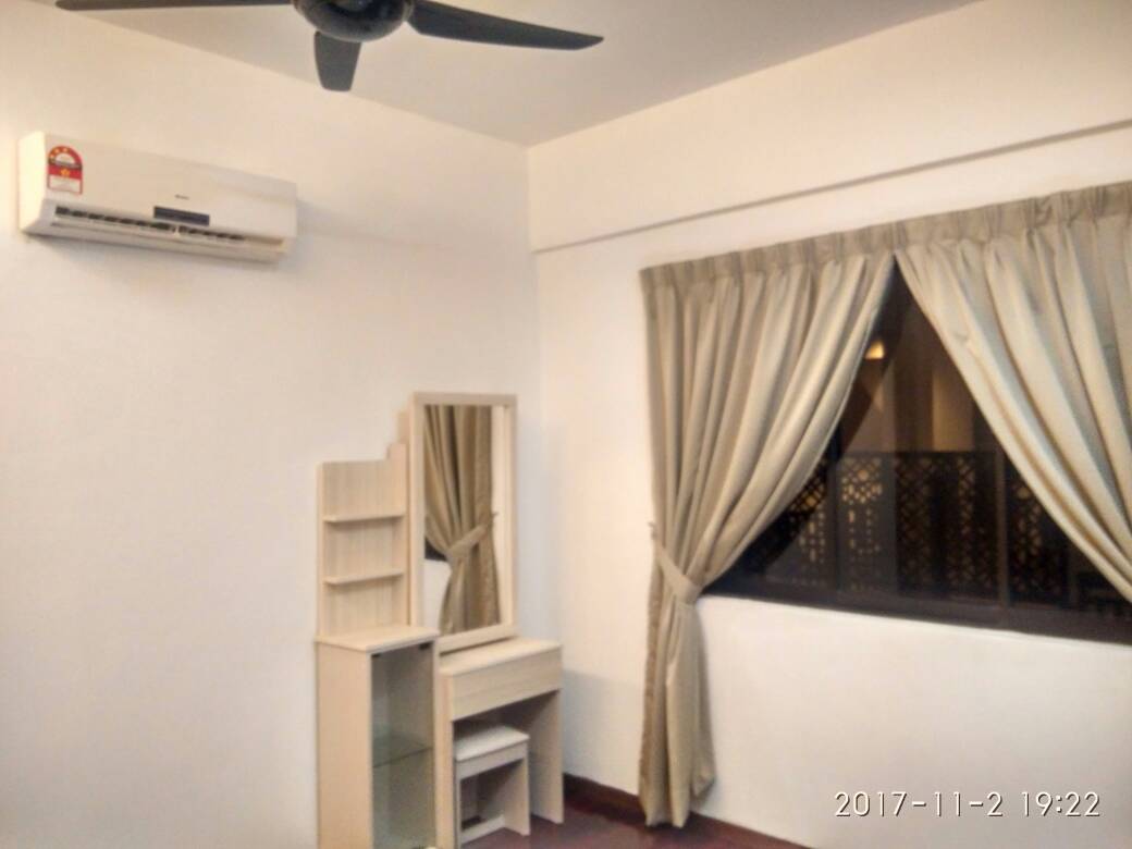 Room Plus CHSU727R3 Private Room with Queen Bed