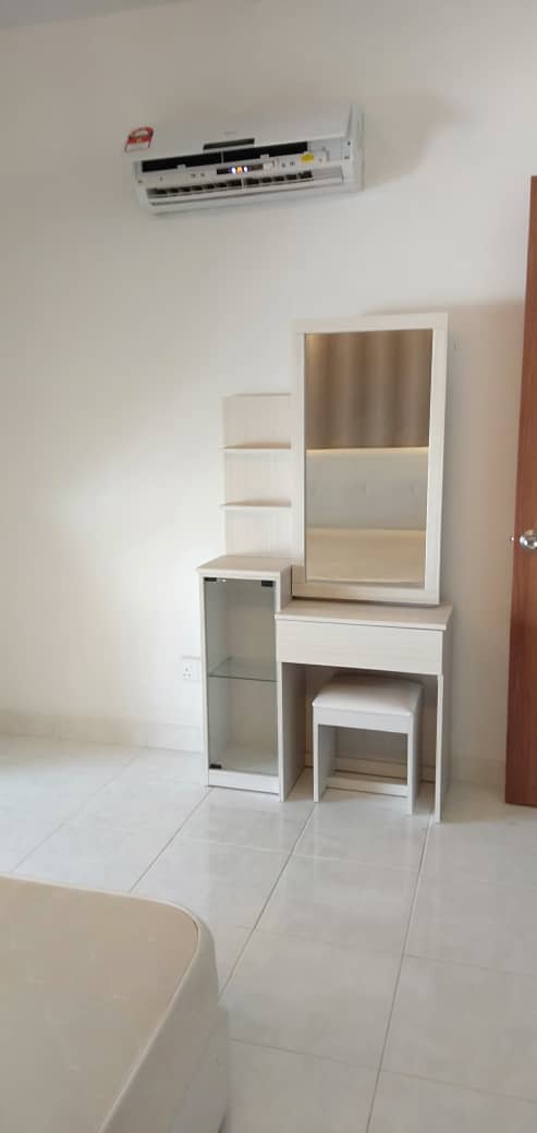 Room Plus CHSU727R4 Private Room with Queen Bed
