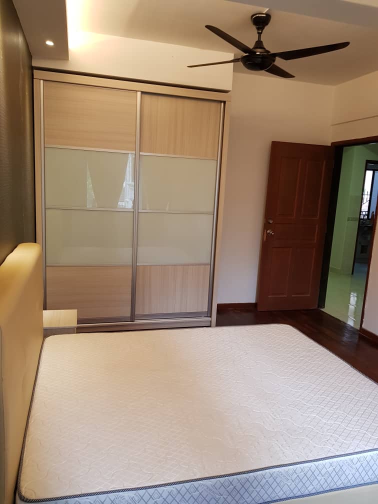 Room Plus CHST117R2 Private Room with Queen Bed