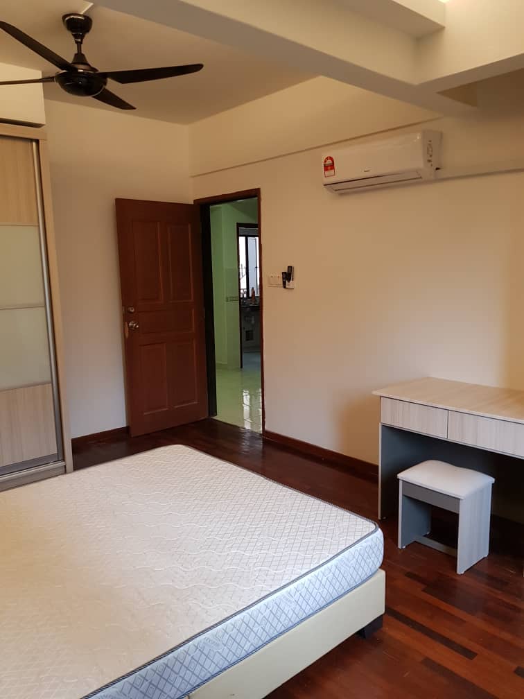 Room Plus CHST117R2 Private Room with Queen Bed