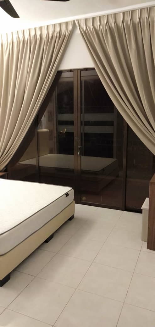 Room Plus CHST117R4 Private Room with Queen Bed