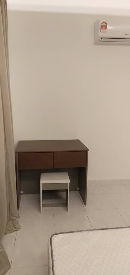 Room Plus CHST117R4 Private Room with Queen Bed