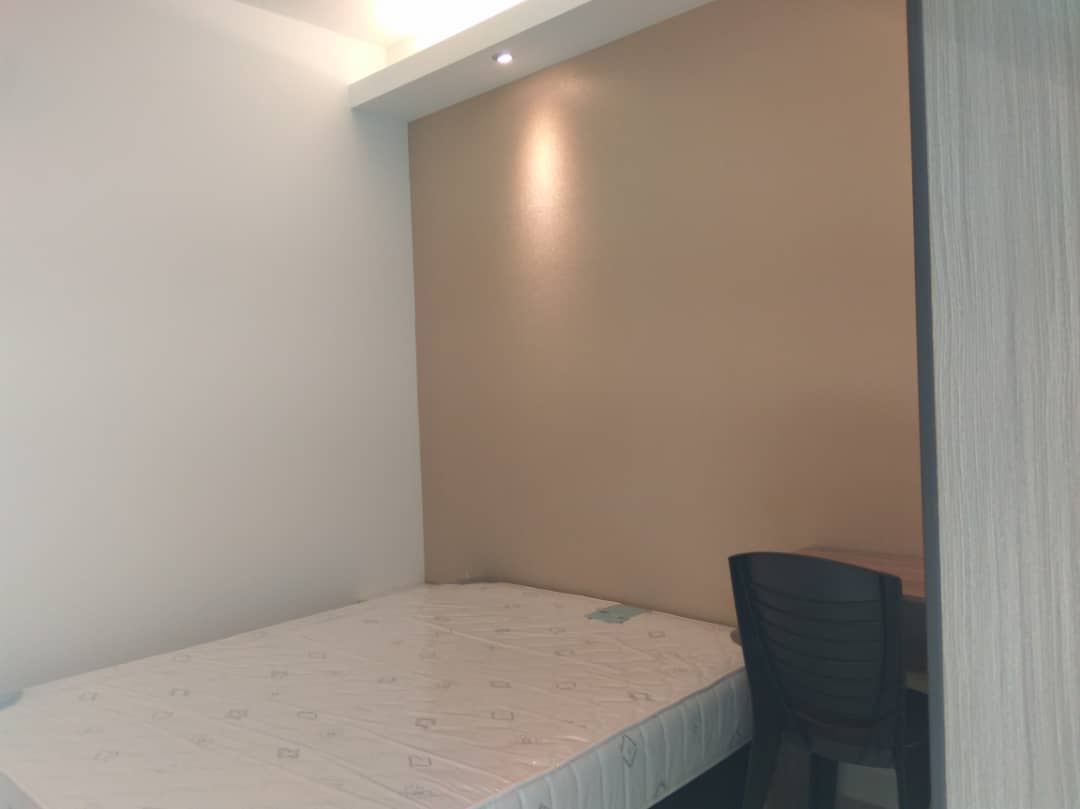 Room Plus CRB1702R1 Private Room with Queen Bed