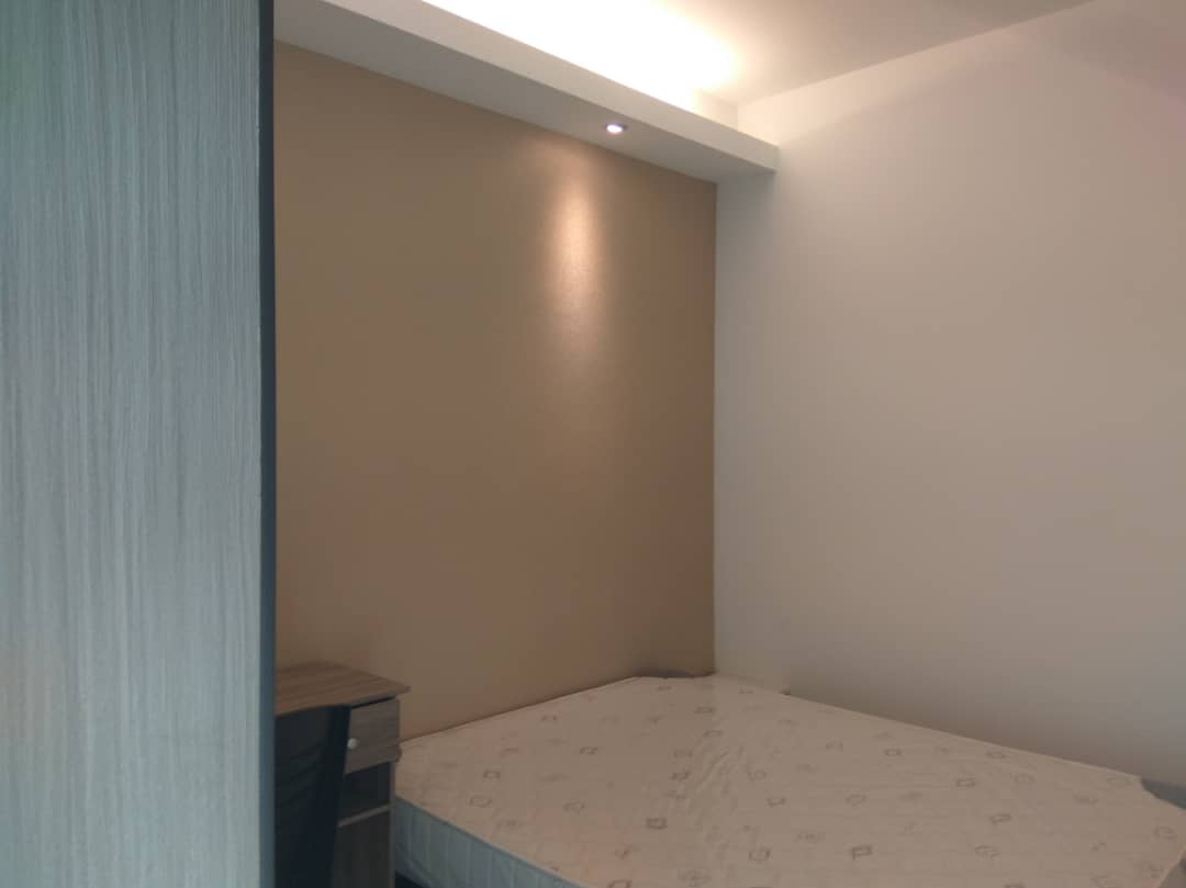 Room Plus CRB1702R2 Private Room with Queen Bed