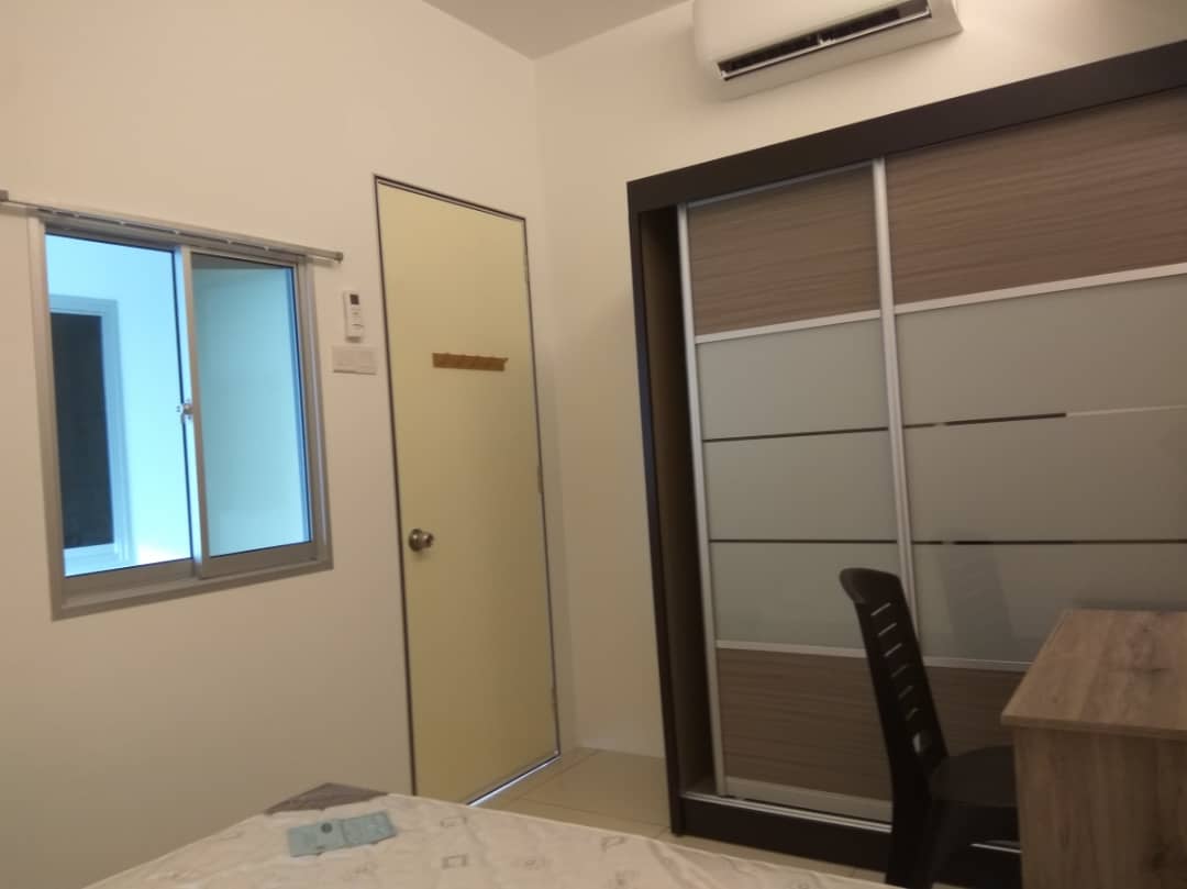 Room Plus CRB1702R2 Private Room with Queen Bed