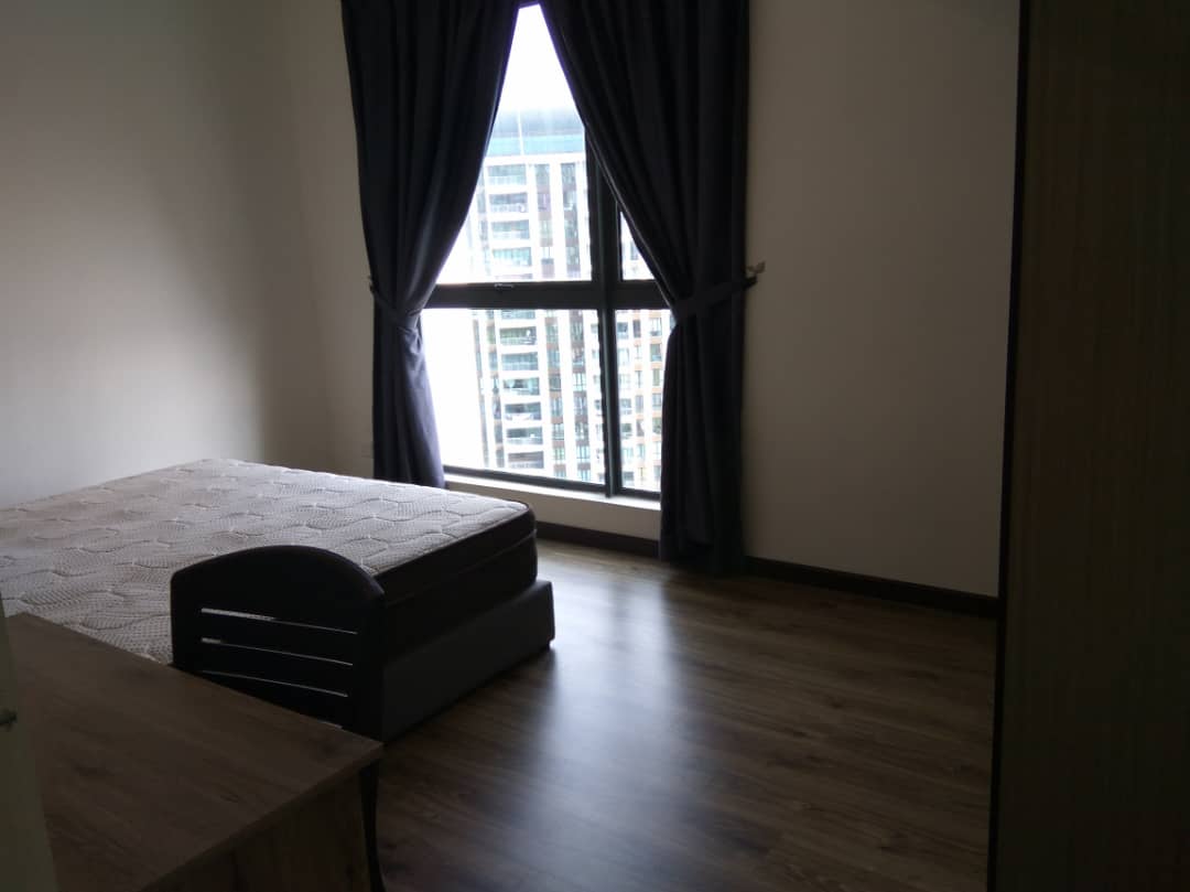 Room Plus CRB1702R6 Private Room with Queen Bed