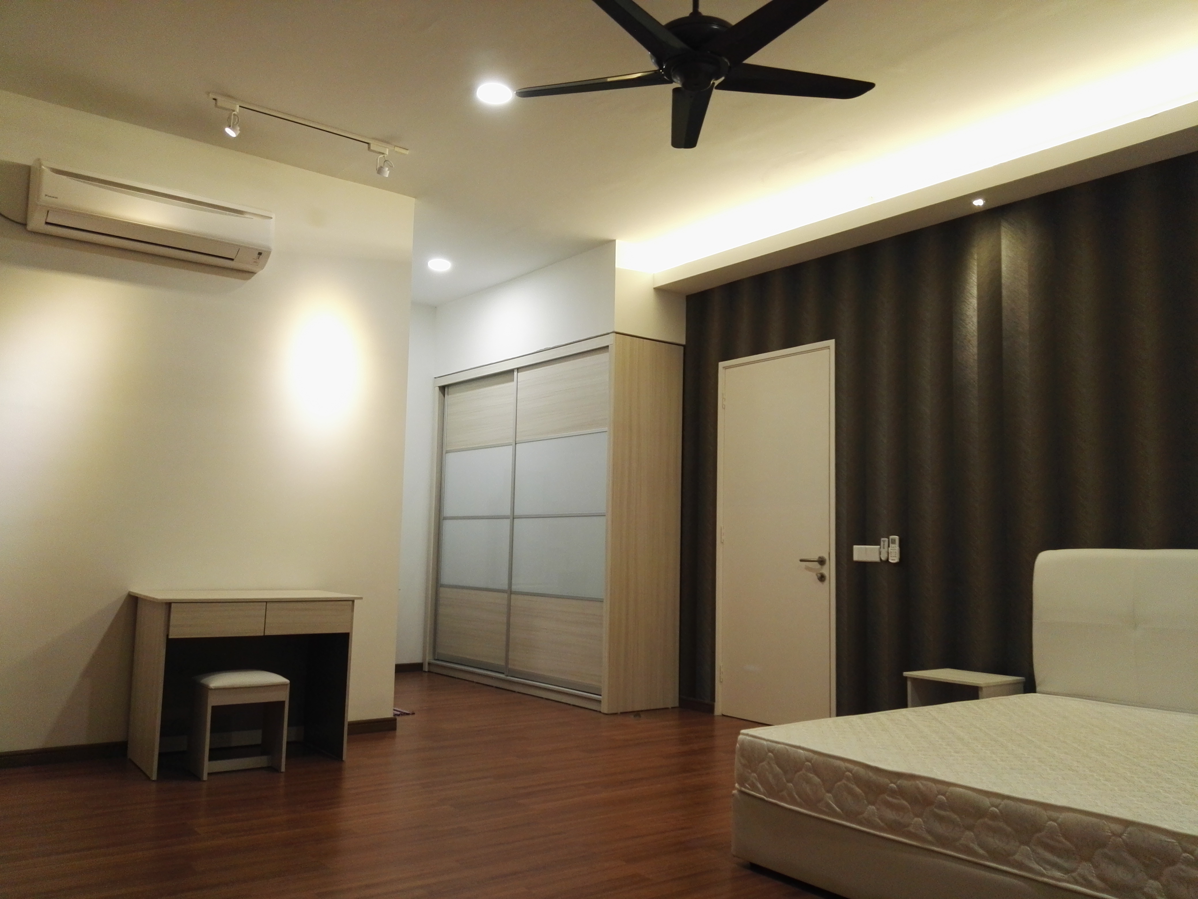 Room Plus JBK2R201 Private room with King Bed