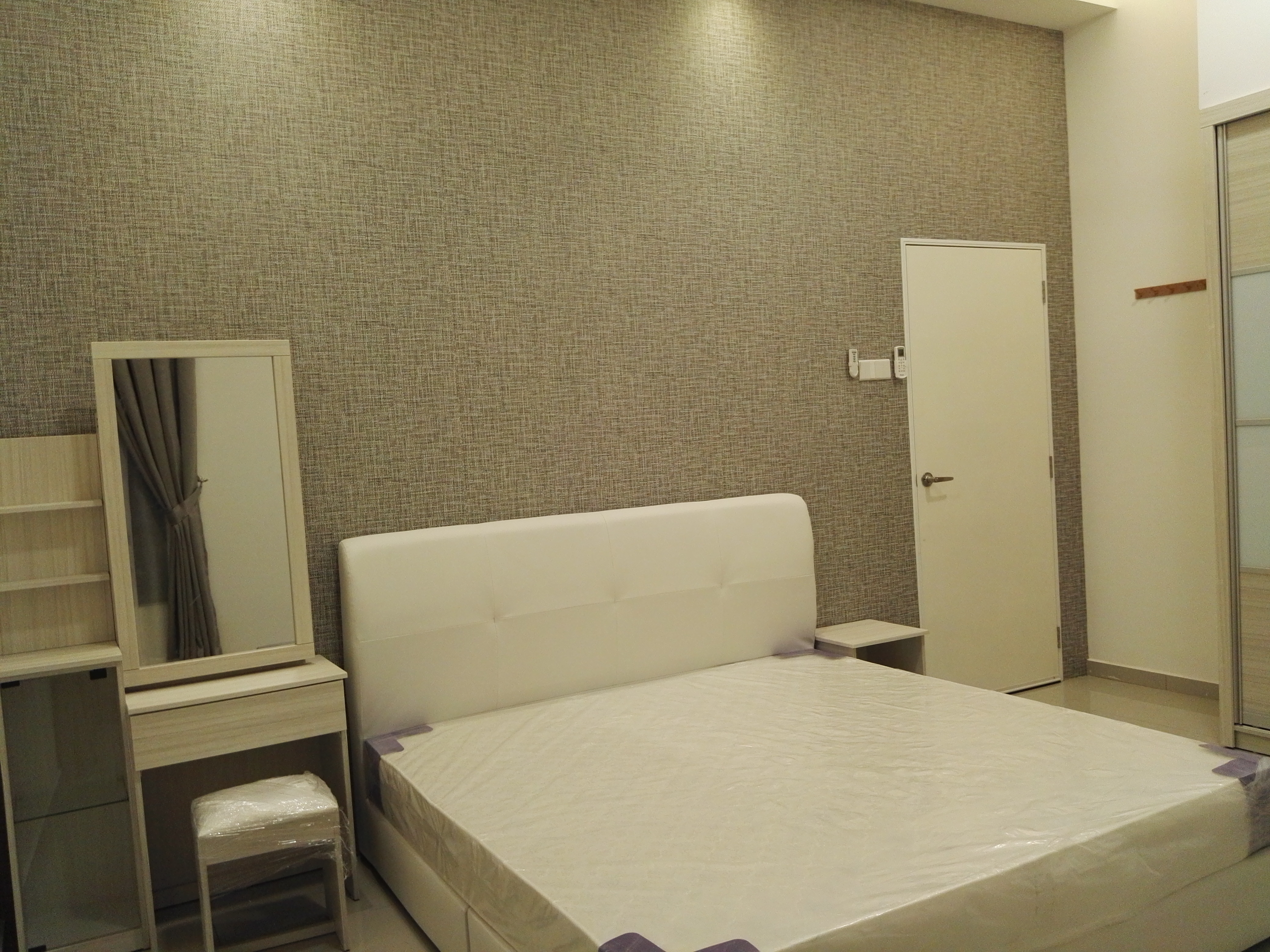 Room Plus JBK18R101 Private Room with Queen Bed