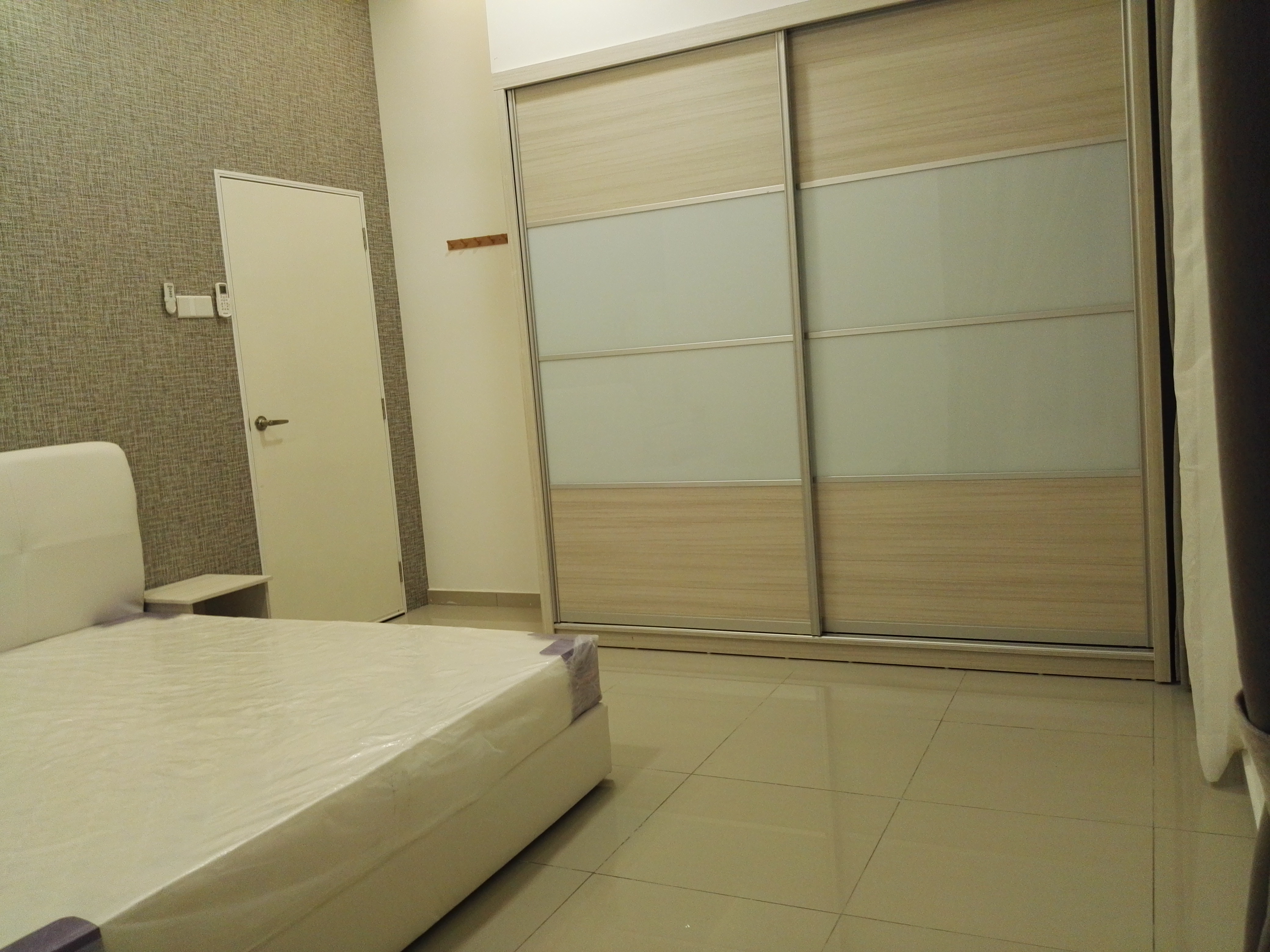Room Plus JBK18R101 Private Room with Queen Bed