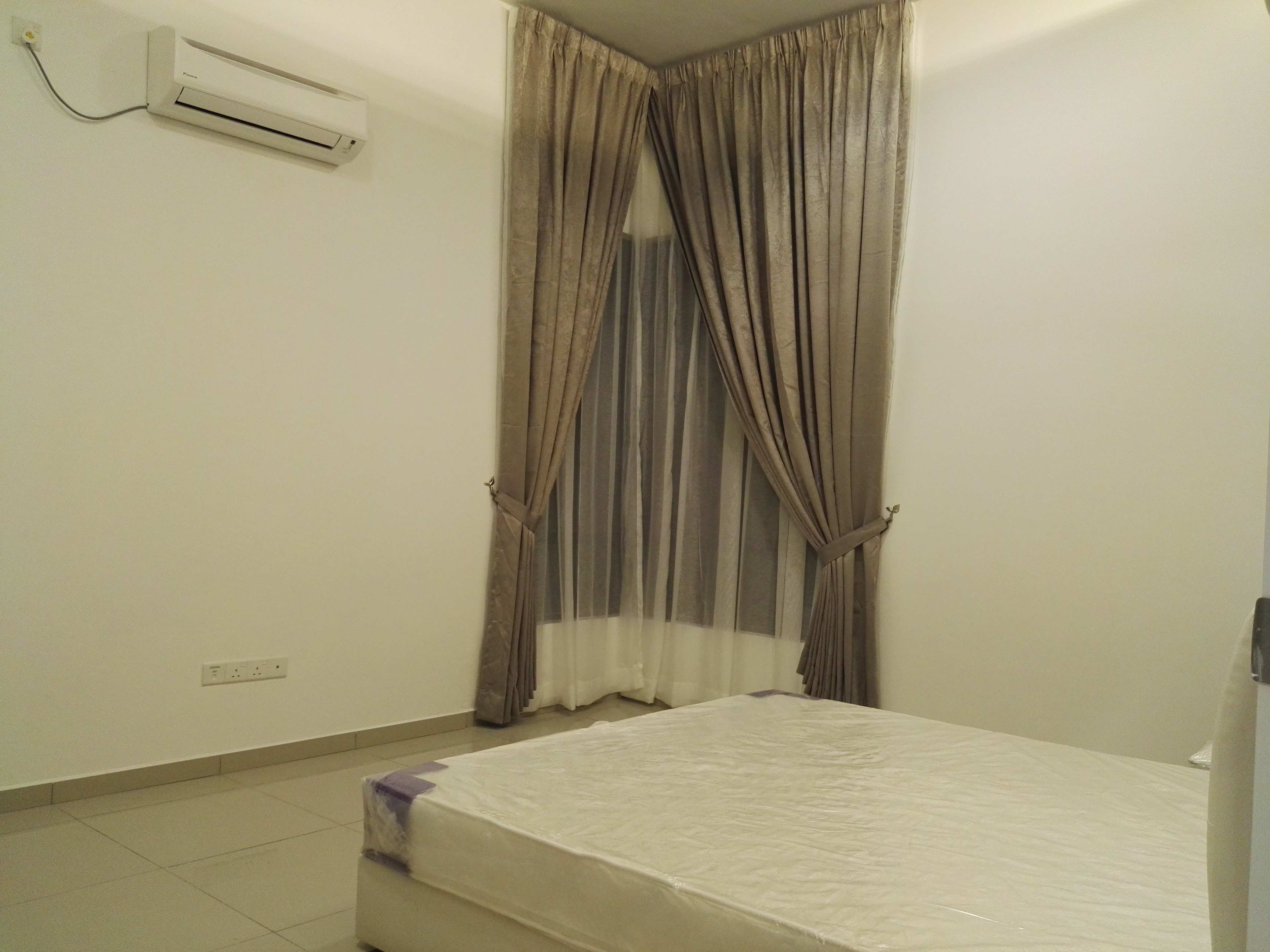 Room Plus JBK18R101 Private Room with Queen Bed