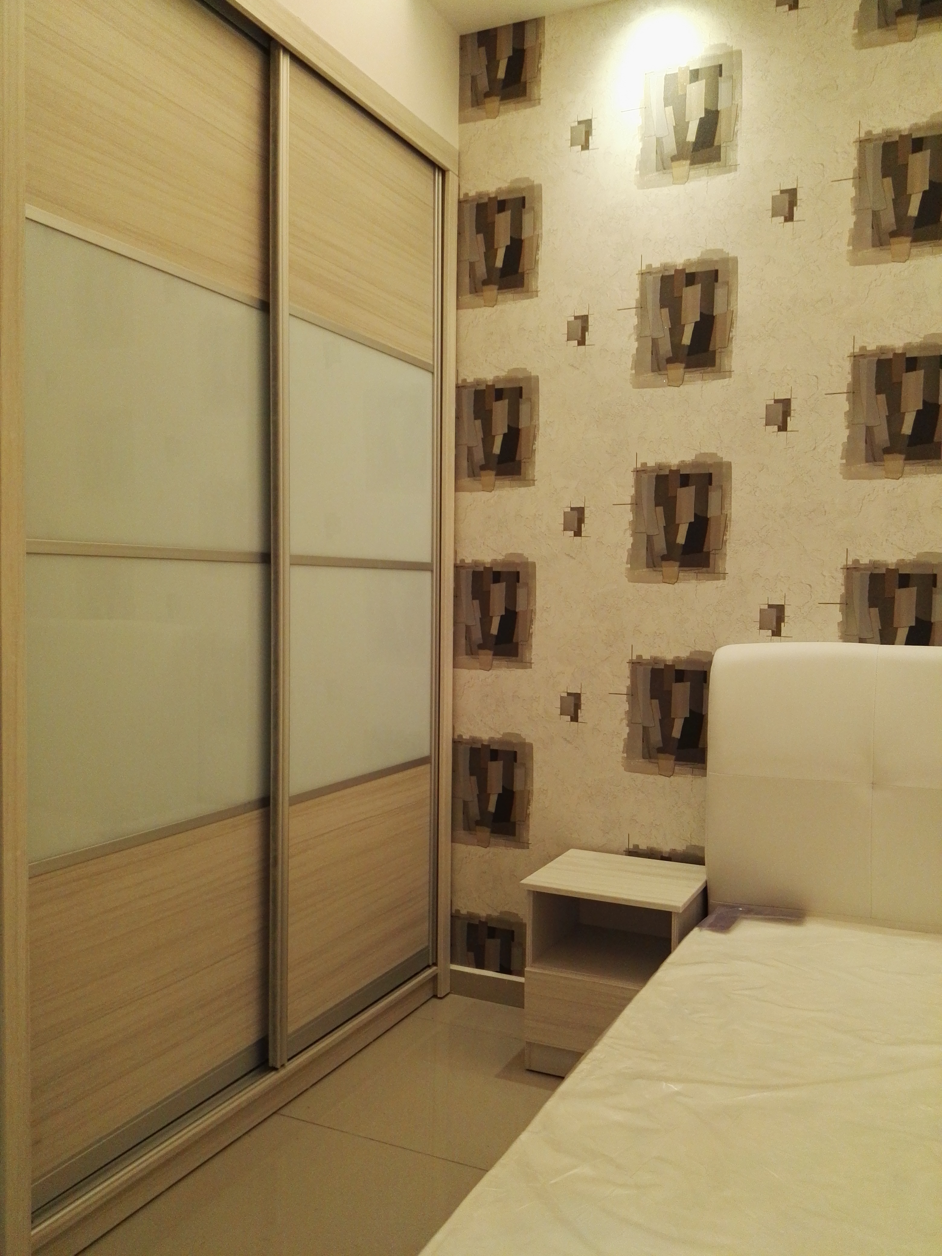Room Plus JBK18R103 Private Room with Queen Bed