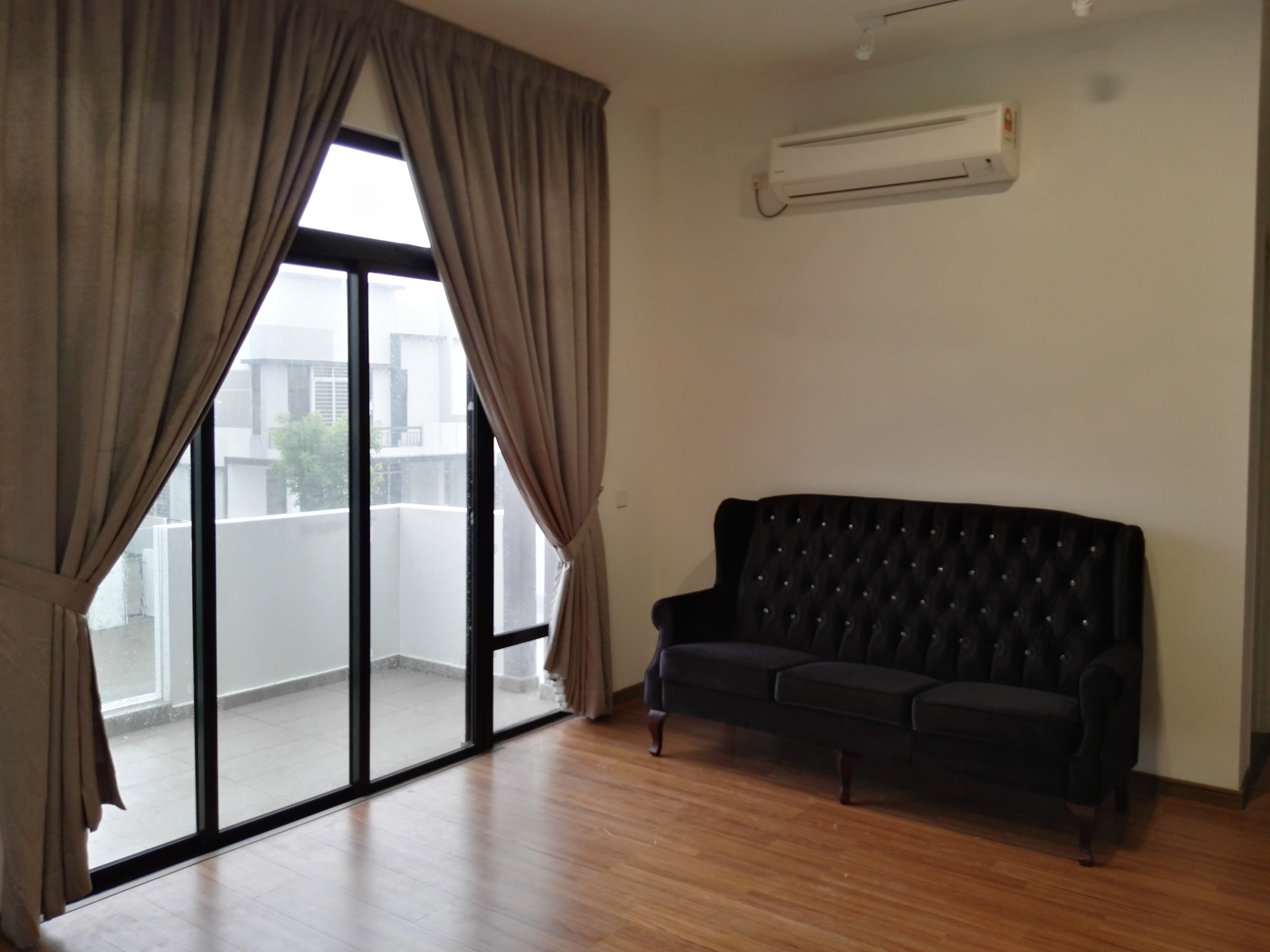 Room Plus JBK18R201 Private Room with King Bed