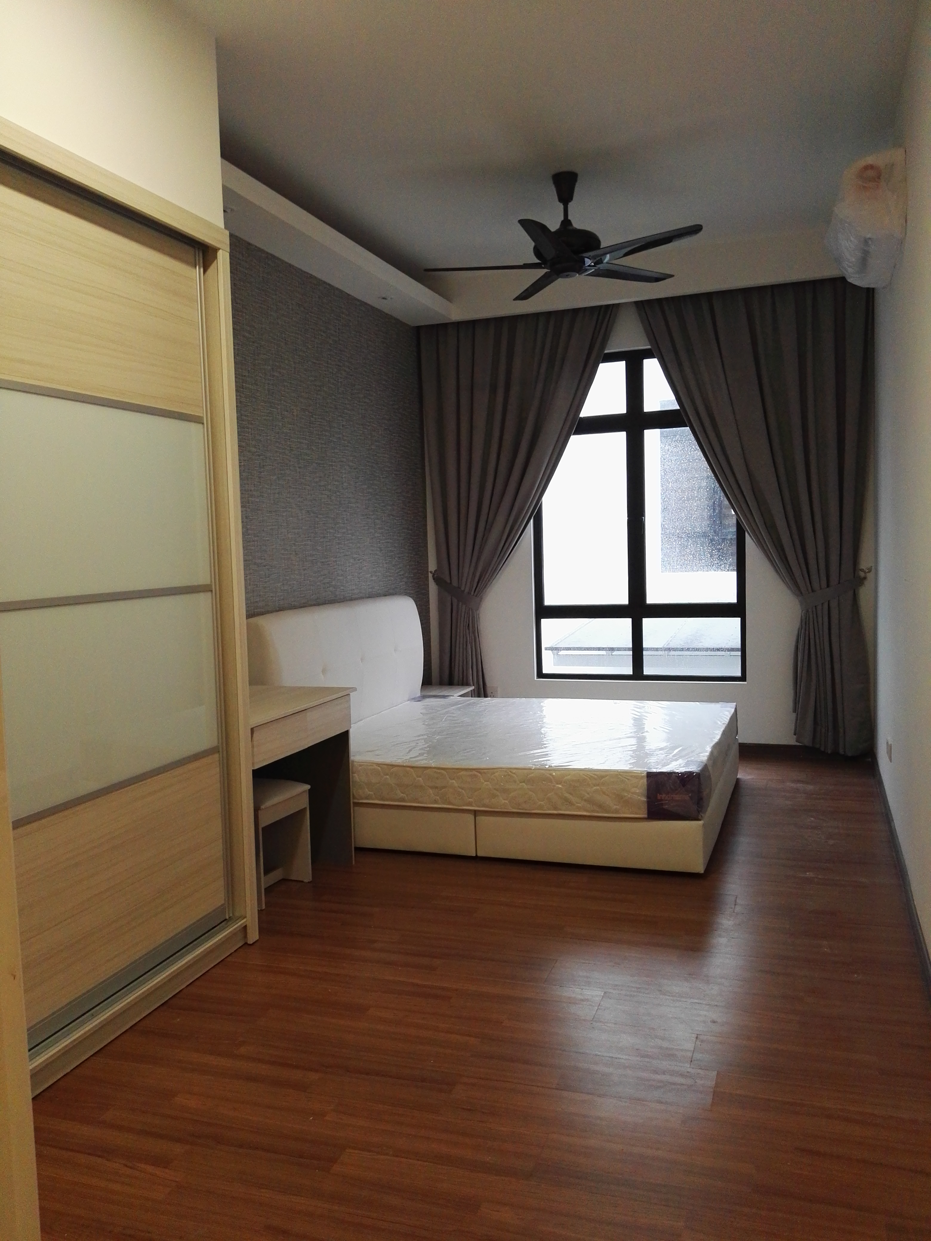 Room Plus JBK18R204 Private Room with Queen Bed