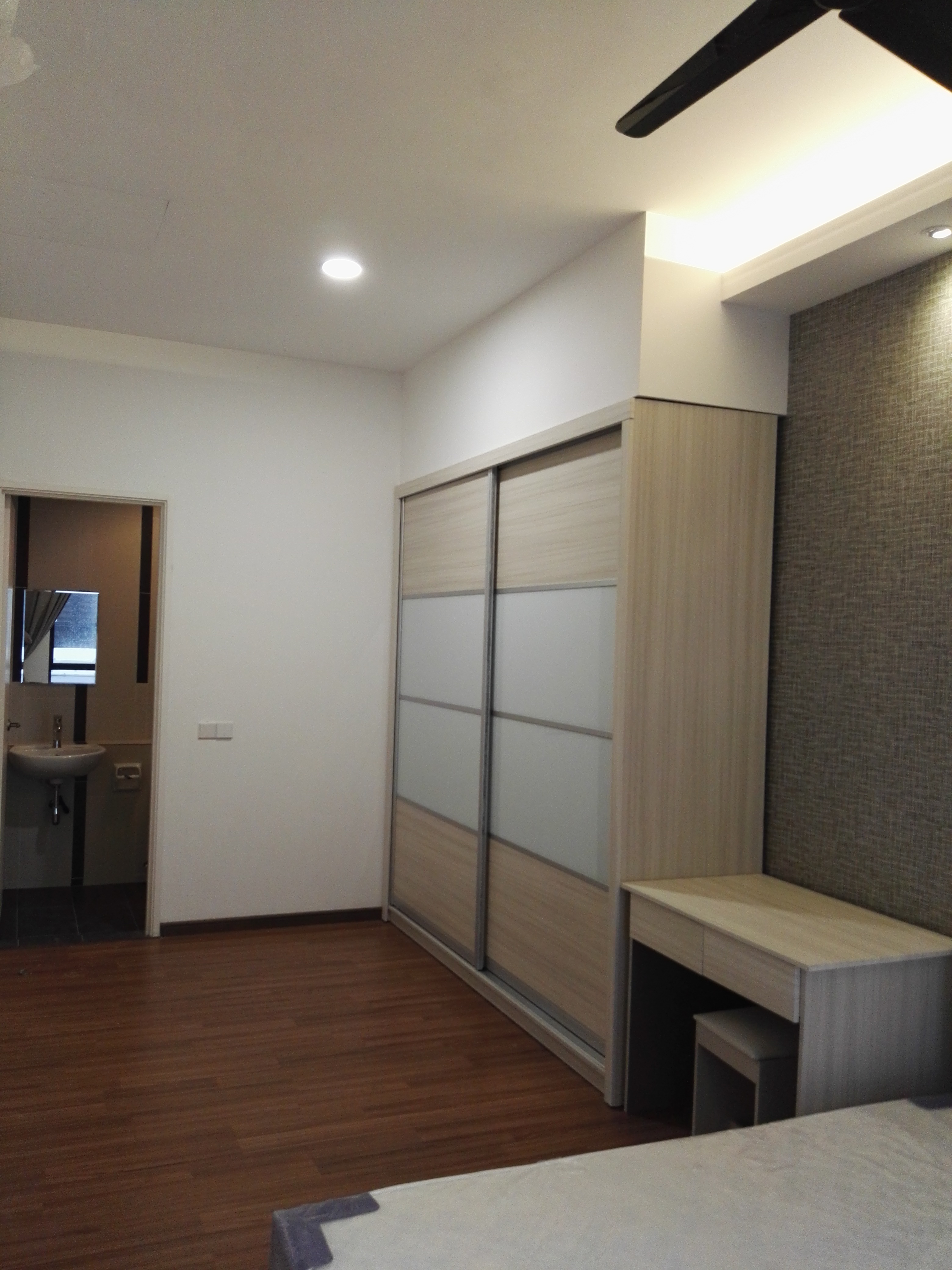 Room Plus JBK18R204 Private Room with Queen Bed