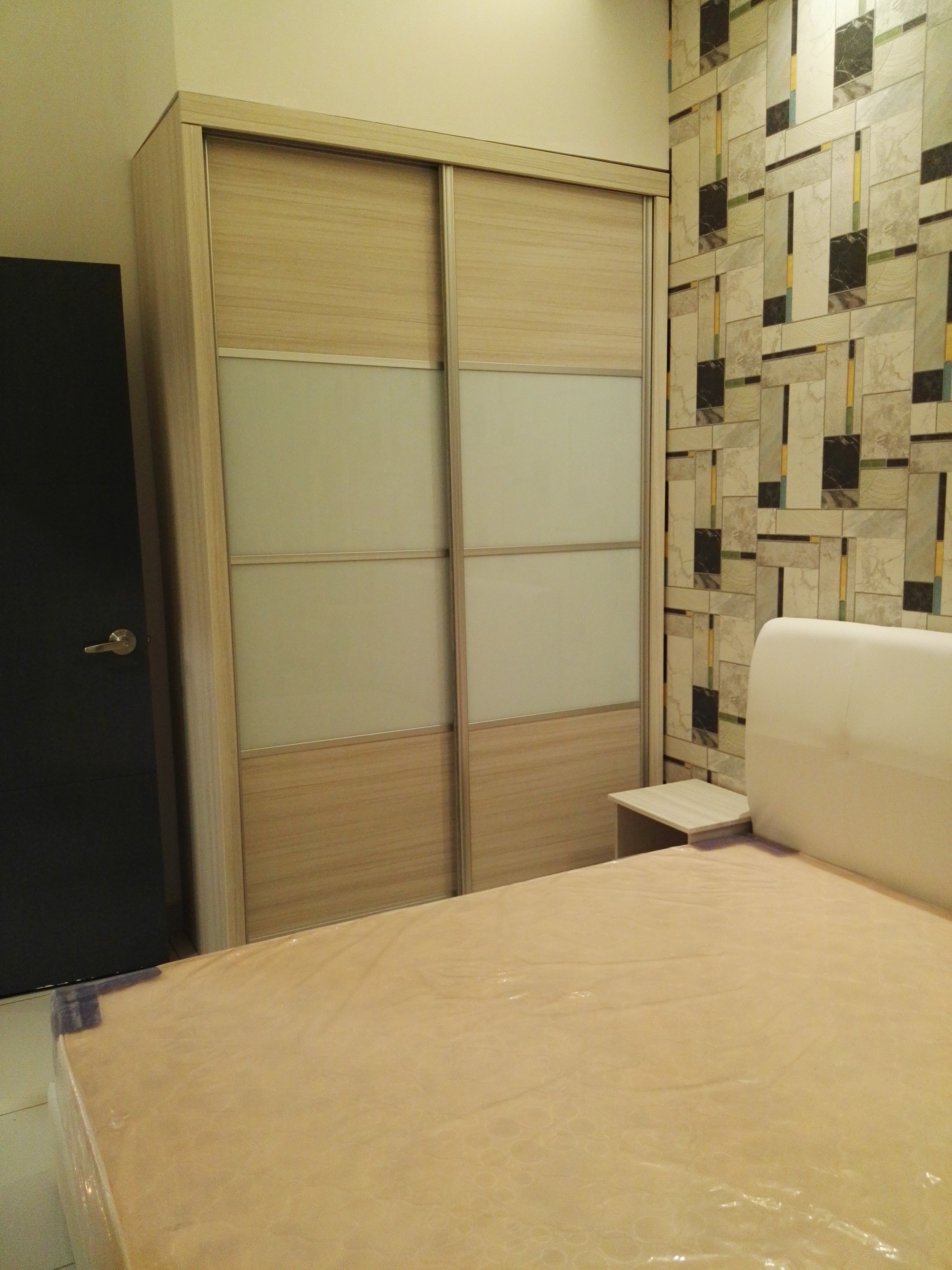 Room Plus JHZ20R102 Private Room with Queen Bed