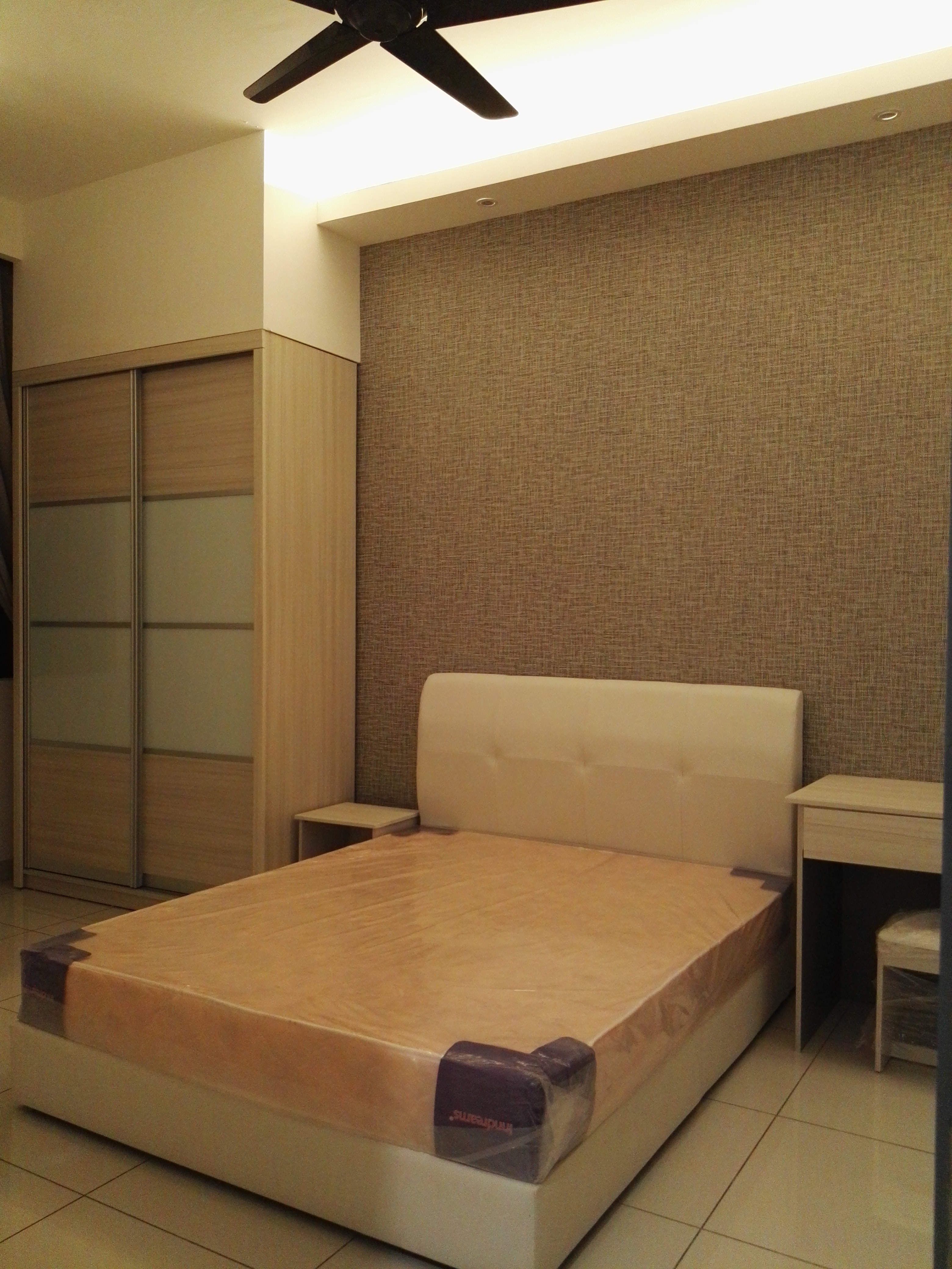 Room Plus JHZ20R203 Private Room with Queen Bed