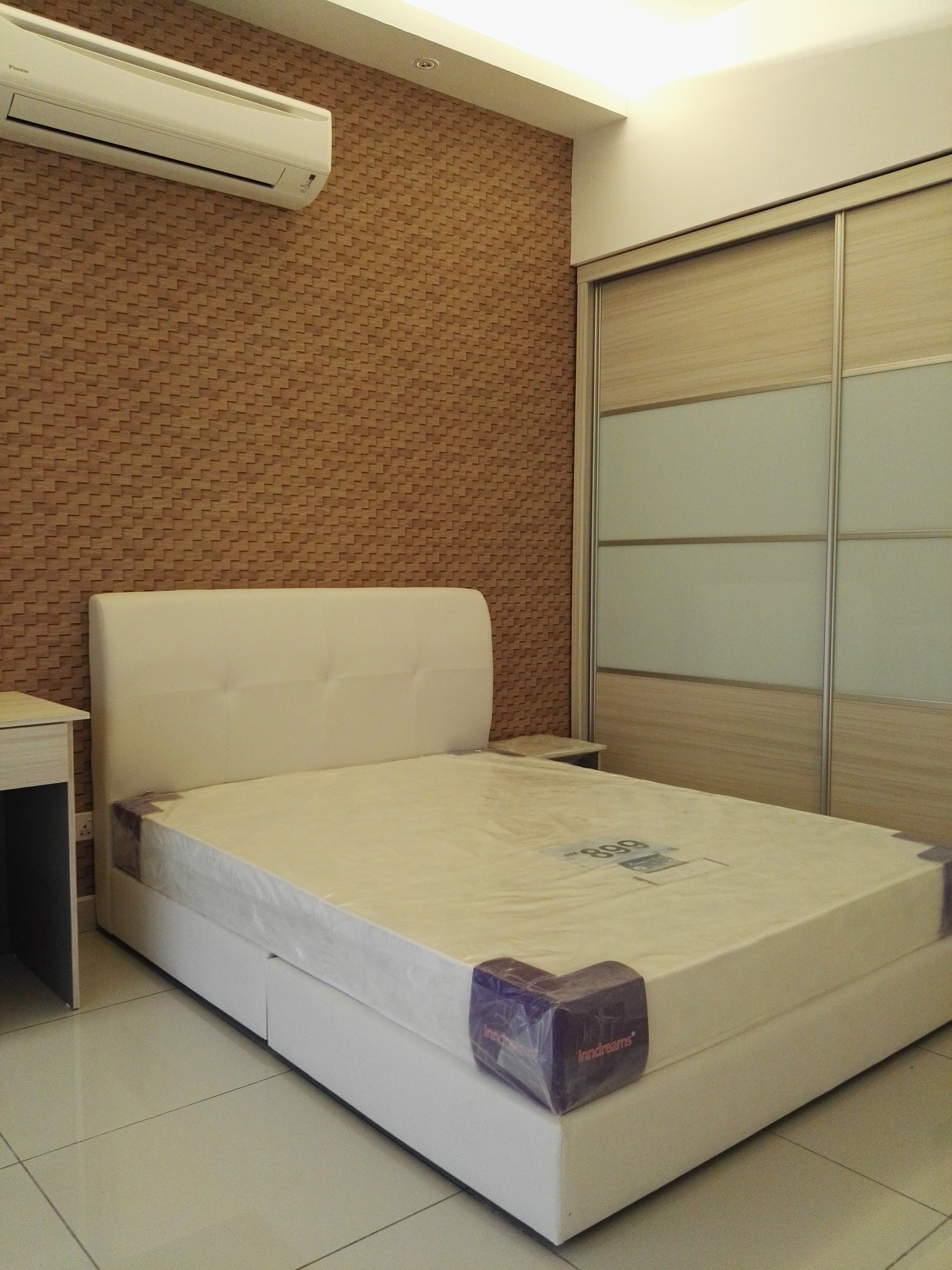 Room Plus JHZ26R101 Private Room with Queen Bed