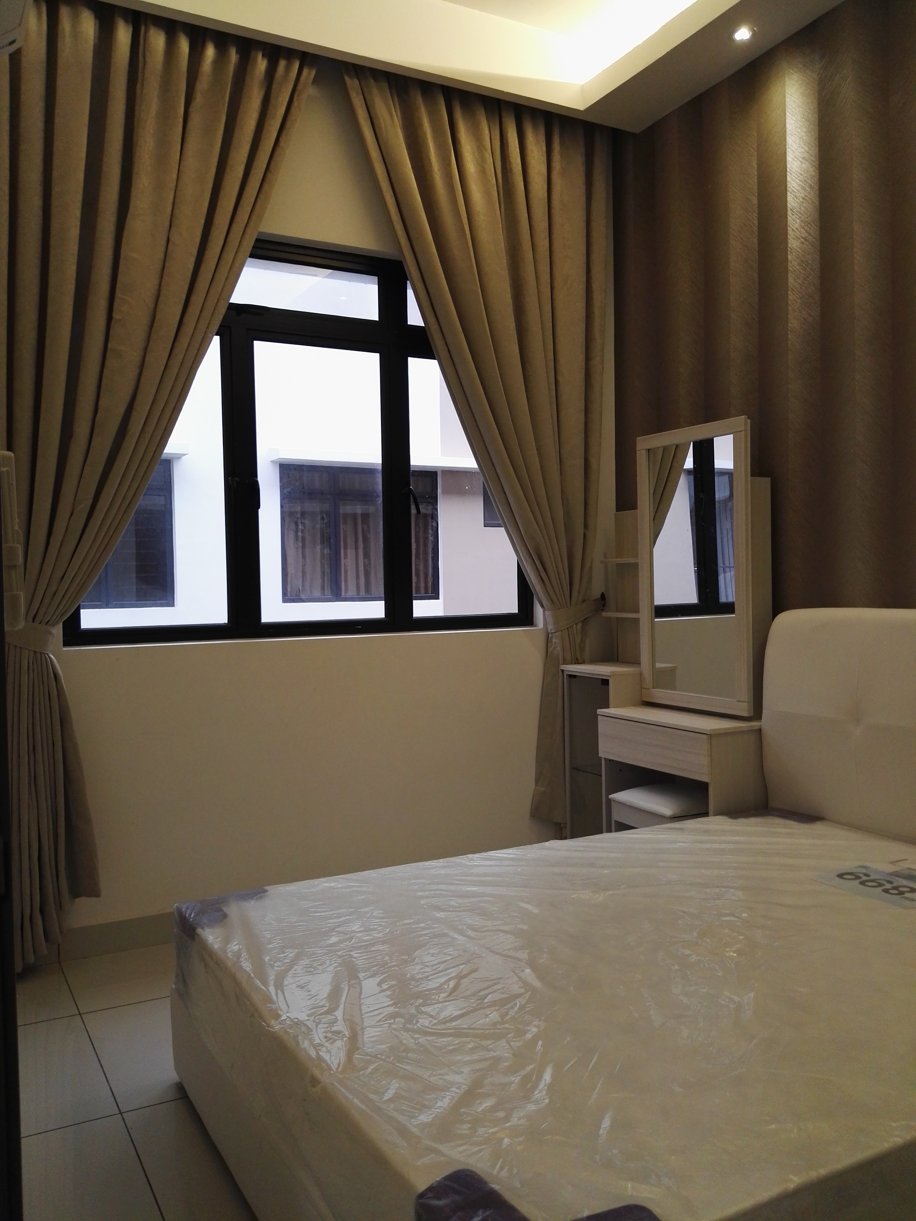 Room Plus JHZ26R102 Private Room with Queen Bed